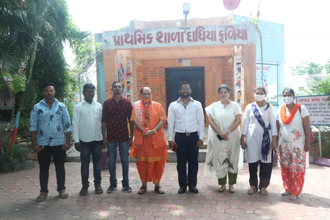 Shiraz Gandhi Art Foundation celebrates I-Day with children of Umbhel village in Surat